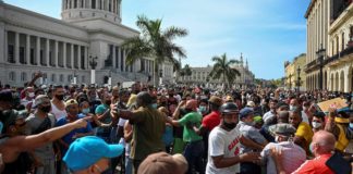 Miles de cubanos toman las calles al grito de «libertad» y Díaz-Canel llama al «combate»