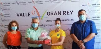 Valle Gran Rey realiza un especial recibimiento a la jugadora de la UDG Tenerife, Aline Reis, recién llegada de Tokio