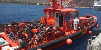 Los migrantes llegados a San Sebastián de La Gomera son todos varones, sin ninguna mujer a bordo