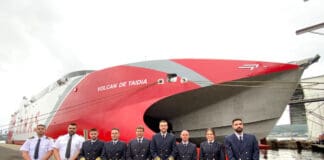 El fast ferry Volcán de Taidía zarpa de Australia en su viaje a España