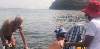 Más de una treintena de personas se han beneficiado con el servicio de baño adaptado en la capital gomera