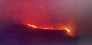 La colada de lava llega al mar en Tazacorte