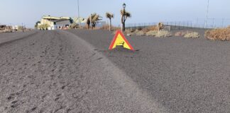 La ceniza en La Palma se intensifica y podría alcanzar este lunes La Gomera y un derrame de lava amenaza con cortar la LP-211