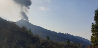Se origina un nuevo derrumbe en el cono del volcán en la tarde de este sábado