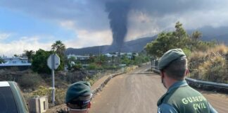 Tienen que rescatar cerca del volcán a cuatro personas que se saltaron las normas de seguridad