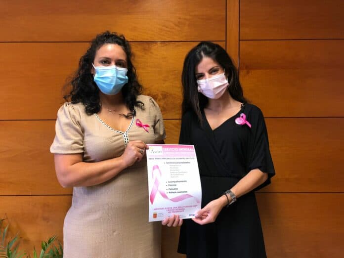 La consejera delegada de Servicios Sociales, Beatriz Santos, junto a una de las trabajadoras sociales de la Asociación Ámate