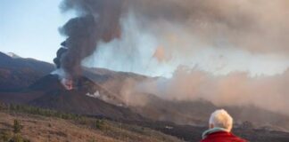 La ceniza del volcán cubre todo el oeste y noroeste de La Palma