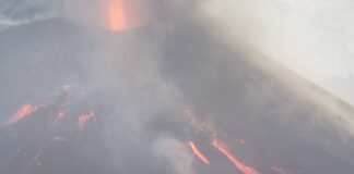 Se abre en la tarde de este domingo una nueva boca en el volcán de La Palma que expulsa abundante lava