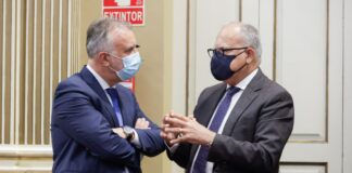 Curbelo se interesa por la estrategia de vacunación de los menores en Canarias