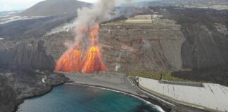 La lava cae con mayor profusión a la playa de Los Guirres, mientras se unen los frentes de dos coladas