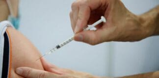 Las personas mayores de 40 años ya pueden pedir cita previa para recibir la dosis de refuerzo contra la COVID-19