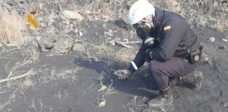 Un equipo científico tiene que salir de la zona del volcán por gases tóxicos