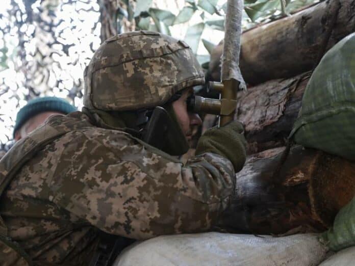 Un soldado ucraniano supervisa la posición de los soldados prorrusos en Kateynvka ZURAB KURTSIKDZE EFE