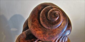 Este miércoles finaliza la exposición de madera y música ‘Visión’, de James Kline