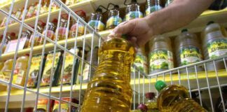 Facua denuncia a cinco supermercados por limitar la compra de aceite de girasol