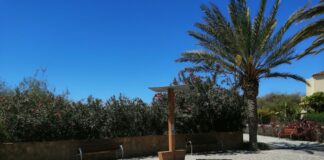 Valle Gran Rey instala su primer tótem sostenible para la recarga de móviles