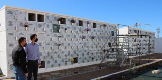 Reyes visita las obras de remodelación del cementerio municipal de San Sebastián de La Gomera