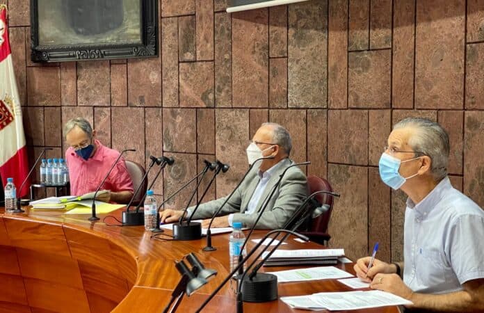 El director conservador del PN de Garajonay, Ángel Fernández (i), el presidente del Patronato, Casimiro Curbelo (c), y el representante del Cabildo, Alfredo Herrera (d)