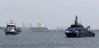 Cinco detenidos en un pesquero con droga apresado al sur de Canarias