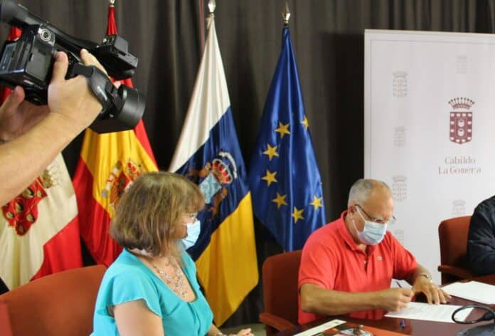 El presidente del Cabildo, Casimiro Curbelo, junto a la consejera insular de Educación, Rosa Elena García