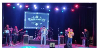 El romancero gomero, la artesanía y la música ponen el broche final a la programación del Día de Canarias