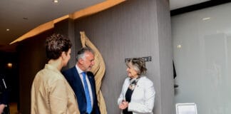 La comisaria europea de Cohesión y Reformas comparte con el presidente de Canarias que los vuelos interinsulares queden exentos del impuesto al combustible