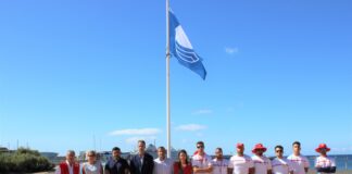 Izadas las dos Banderas Azules de San Sebastián de La Gomera