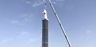 Finalizan los trabajos de colocación de la imagen del Sagrado Corazón en el Mirador de El Cristo