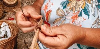 Los talleres de cestería de mimbre y técnicas de ganchillo reúnen a una treintena de participantes