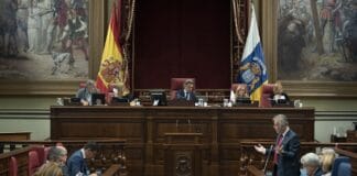 Torres defiende la gestión de la covid en las Islas y subraya que se trata de una de las regiones de Europa con menor número de muertes según la población