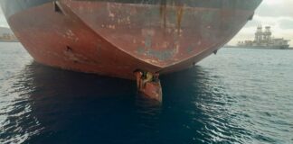 Salvamento Marítimo rescata a tres hombres tras viajar once días de Nigeria a Gran Canaria en el timón de un petrolero