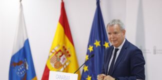 El consejero Franquis acuerda con los cabildos centralizar en el Bono Residente Canario y sus modalidades la aplicación de la gratuidad en las guaguas y el tranvía de Canarias