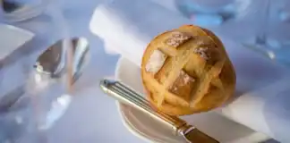 Condenan a un restaurante a devolver los 7 euros que cobró a varios clientes por el pan