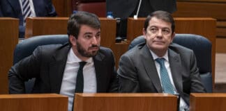 El Gobierno advierte por escrito a Castilla y León de que acudirá a la Justicia si aplica el plan de Vox contra el aborto El vicepresidente de la Junta en Castilla y León, Juan García-Gallardo de Vox (Izq) y el Presidente de la Junta, Alfonso Fernández Mañueco del PP (der)