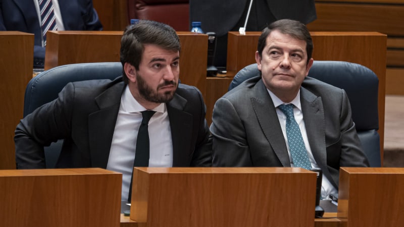 El vicepresidente de la Junta en Castilla y León, Juan García-Gallardo de Vox (Izq) y el Presidente de la Junta, Alfonso Fernández Mañueco del PP (der)