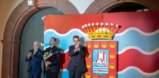 El izado de la bandera oficial de San Sebastián de La Gomera da inicio al programa de las Fiestas Patronales