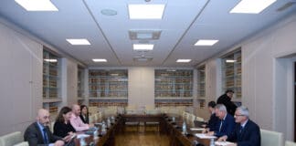 Los gobiernos de Canarias y de España acuerdan implantar de manera experimental la obligación de servicio público en una de las rutas entre las Islas y la península