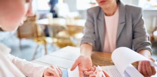 Dejar al margen a un heredero forzoso en el testamento no le quita su derecho a recibir la parte que le corresponde por ley