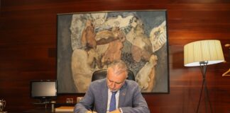 Ángel Víctor Torres firma el decreto que disuelve el Parlamento y convoca las elecciones regionales para el próximo 28 de mayo