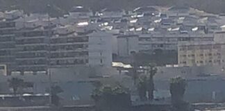 Un cayuco con varias decenas de personas entra al puerto de Los Cristianos