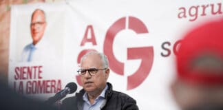 Curbelo sostiene que los estudiantes son “una prioridad” y propone más recursos para las familias