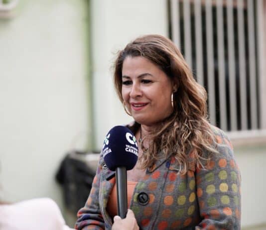 ASG reconoce la dedicación de Solveida Clemente y su contribución a la transformación de Hermigua