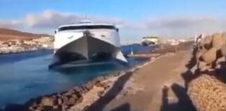 Naviera Armas / Trasmediterranea sustituye uno de sus ferris tras chocar contra un espigón en Morro Jable