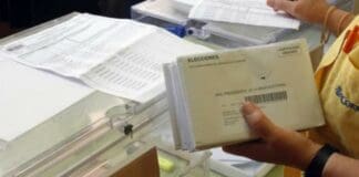 La Junta Electoral obliga a presentar el DNI en el voto por correo y acepta los viajes contratados al extranjero para no acudir a la mesa