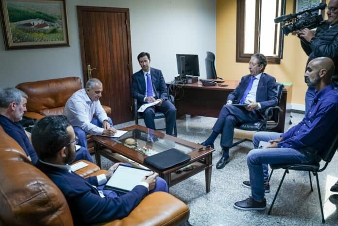 Javier Armas, presidente del Cabildo de El Hierro junto a Fernando Clavijo con respresentantes de DISA