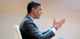 El PP sigue en cabeza, pero aumenta su fuga de votos a Vox y el PSOE gana cinco escaños en la precampaña