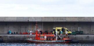 Un cayuco entra en la bahía de San Sebastián por sus propios medios
