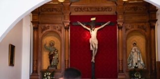 El Cabildo finaliza las tareas de construcción del retablo del Crucificado en Alojera