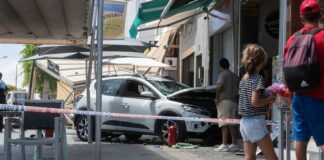 Ocho heridos, entre ellos un bebé, tras perder el control del coche y embestir una terraza en Corralejo