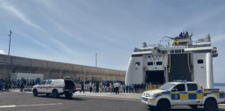 Naviera Armas traslada 313 migrantes a Tenerife desde El Hierro
